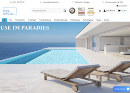 Eine moderne Luxusvilla mit einem Infinity-Pool mit Blick auf den Ozean, zwei hölzernen Liegestühlen am Pool und dem Schriftzug ZU HAUSE IM PARADIES im Himmel darüber.
